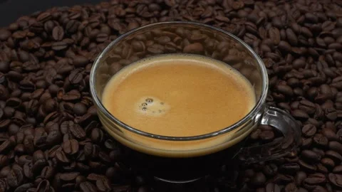 Close Up Cup Coffee On Roasted Coffee Beans. Vidéo 194614566