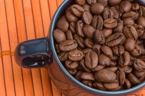 Close-up of a cup full of coffee beans Foto stock