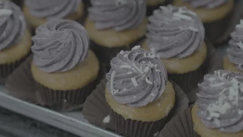 Close up of cupcake decoration process in professional bakery Vídeos de archivo 327072230