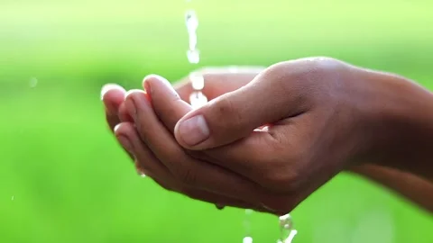 Close-up of cupped hands collecting fresh flowing water outdoors Vídeo Stock 339760389