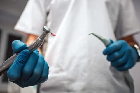 Close up cut view doctor's hands holding teeth equipment in hands for treatment 库存照片