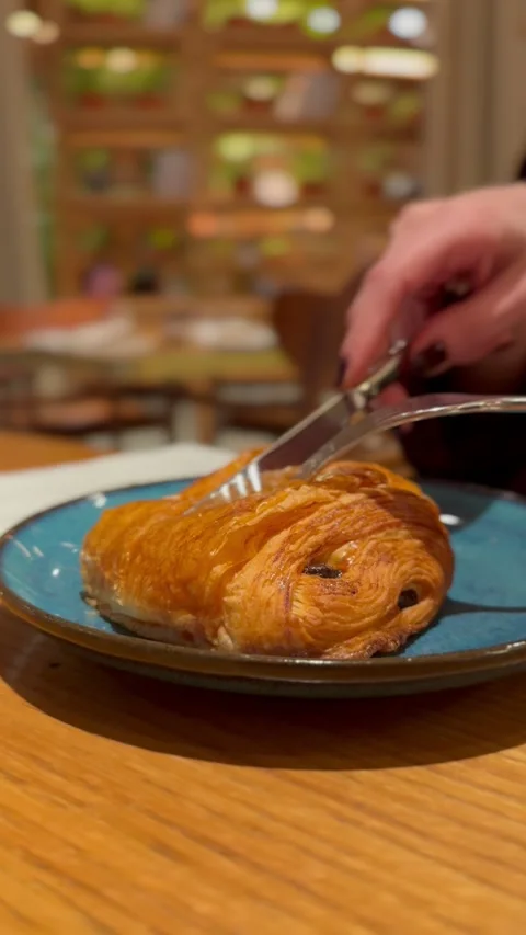 Close-up of cutting a crispy chocolate croissant with knife and fork Vídeo Stock 337462175