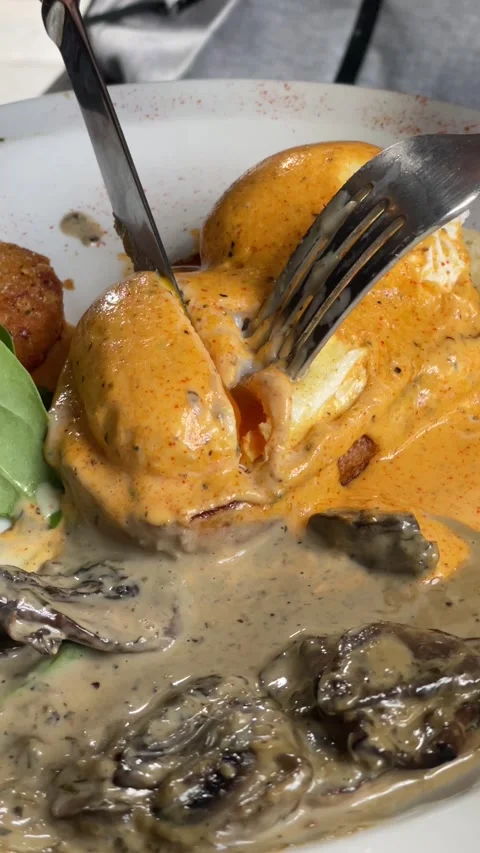 Close Up of Cutting Egg York of Egg Benedict Stock Footage 260518498