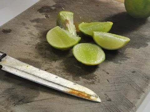 Close up cutting lime on cutting board in the kitchen Foto stock
