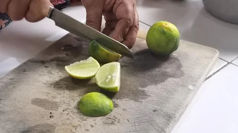 Close up cutting lime on cutting board in the kitchen Foto stock