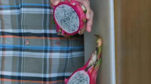 Close-up of cutting ripe dragon fruit indoors Vídeo Stock 267025604