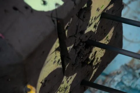 A close-up of a damaged archery target with arrows embedded in it Foto stock