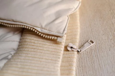 Close Up Of Damaged Broken Zipper Pull On Light Beige Jacket. 스톡 사진