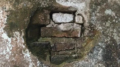 Close Up Of Damaged Stucco Plaster Layer On Ancient Brick Wall Видео 346152293