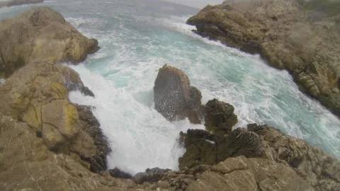Close to the dangerous waves crashing on the cliff Video stock 107281150