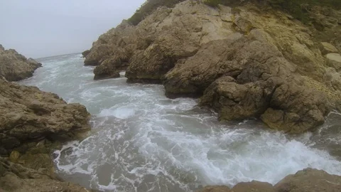 Close to the dangerous waves crashing on the cliff Video stock 117632273