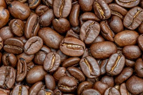 Close up of dark coffee beans background texture of roasted seeds Foto stock