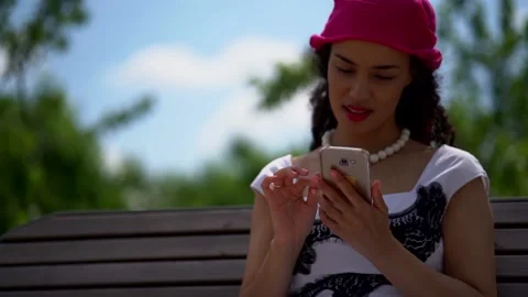 A close-up of a dark-haired curly-haired young girl is in a green summer Park 库存影片 134842093