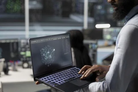Close up of data center engineer using laptop to implement AI virtualization Foto stock