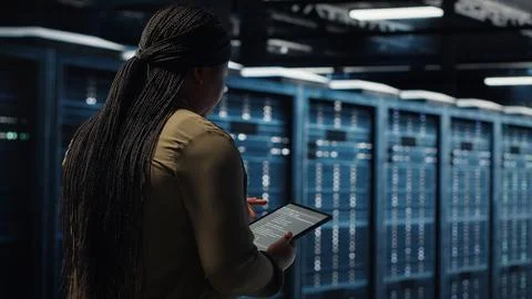 Close up of data center programmer doing data analysis on tablet Stock-Fotos