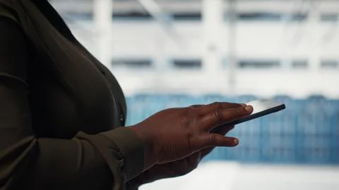 Close up of data center software developer doing data analysis on tablet Foto stock