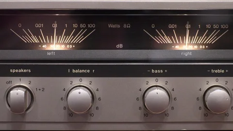 Close-up of deck recorder with moving VU meter needles and knobs 스톡 동영상 120538034