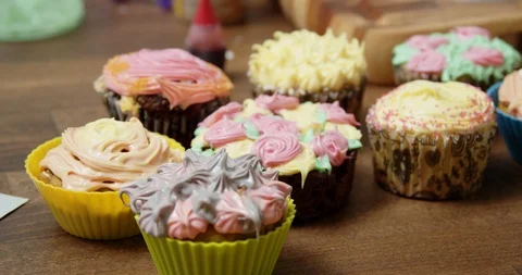 Close up of decorated cupcakes on a table Vídeos de archivo 117024920