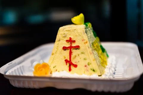 Close-up. Decorated Easter cake with an Orthodox cross depicted on the side. Foto stock