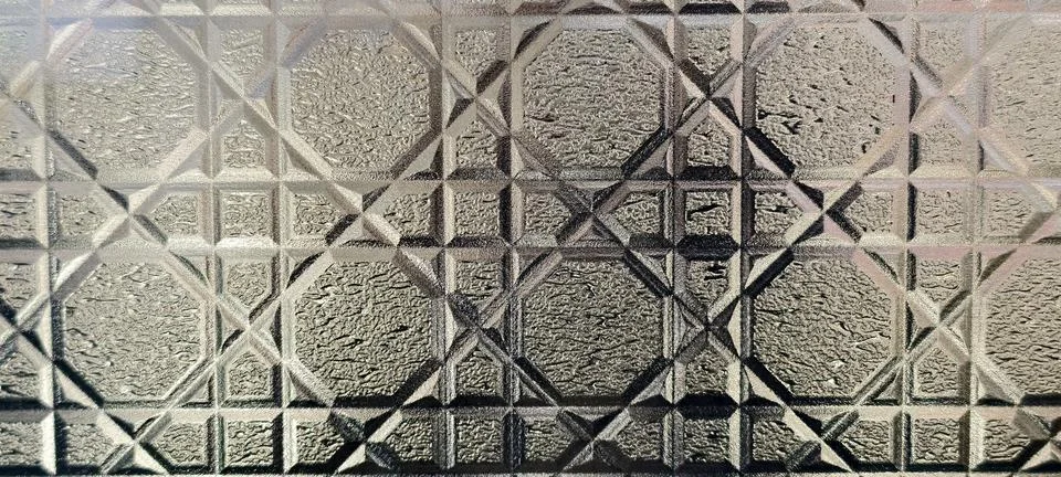 Close‑up of a decorative glass surface featuring a geometric grid Stockfoto's