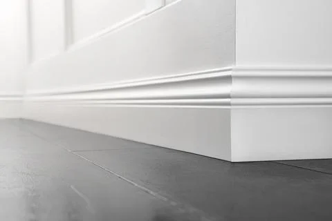 Close up of decorative, white baseboard corner Foto stock