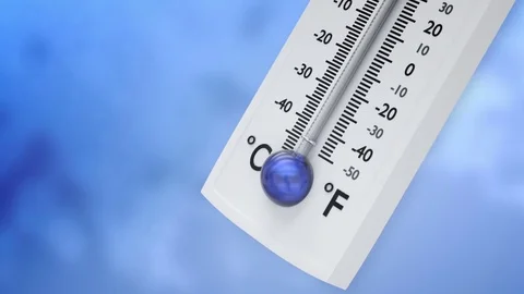 Close up at decreasing temperature on thermometer with blue mercury. 库存影片 81562231