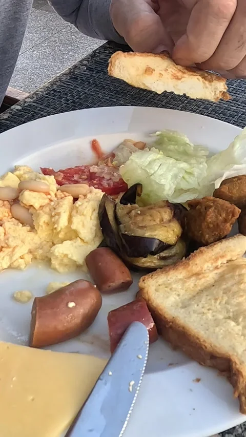 A Close-Up of a Delectable Breakfast Plate Featuring Scrambled Eggs, Sausage, 库存影片 331115872