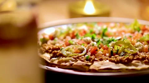 Close up on a delicious flatbread pizza with toppings and jalapeos, with ca.. 스톡 동영상 333818898