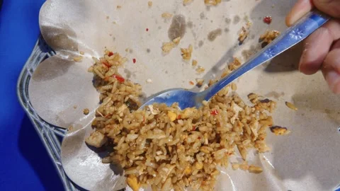 Close up of delicious fried rice served on brown paper on a plate. 库存影片 343381129