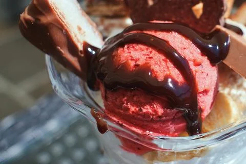 Close-up of delicious raspberry ice cream dessert served in a glass bowl wi.. 库存照片