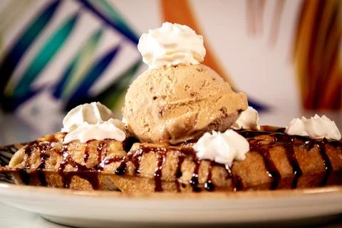 Close up Delicious Waffle with caramel decorated with a ball of ice cream. Foto stock