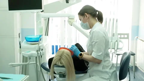 Close up of dentist holding dental instruments in client's mouth. 库存影片 150862859
