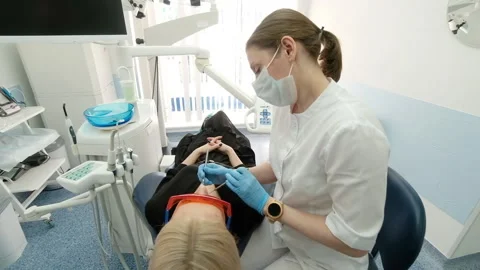Close up of dentist holding dental instruments in client's mouth. 库存影片 150863002