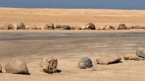 Close Up of Desert Road Lined with Rocks inside Ras Muhammad National Park Vidéo 341838307