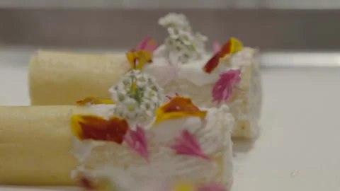 Close-up of dessert decoration Vidéo 335703140