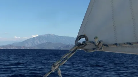 Close up details of deck and white sail of moving sailing yacht. 스톡 동영상 118801539