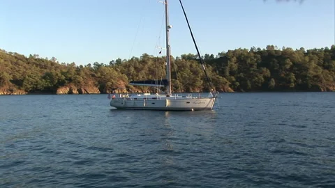 Close up details of deck and white sail of moving sailing yacht. Видео 155150108