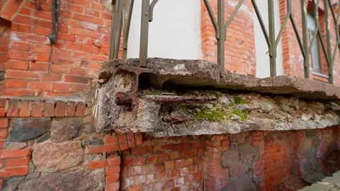 Close-up of a deteriorating balcony slab on an old brick building, showing Vídeos de archivo 333416715