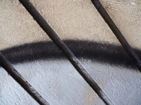 Close up diagonal groove line pattern concrete wall, graffiti Foto stock