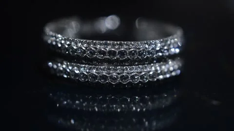 Close-up diamant crystal on a shiny luxory jewelry on a black background. Vidéo 227117635