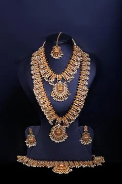 Close up of diamond and gold necklace on black background with diamond ear ri Foto stock