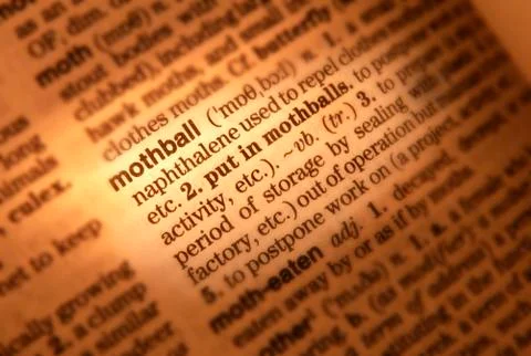 CLOSE UP OF DICTIONARY PAGE SHOWING DEFINITION OF THE WORD MOTHBALL Foto stock