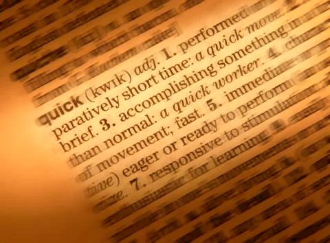 CLOSE UP OF DICTIONARY PAGE SHOWING DEFINITION OF THE WORD QUICK Foto stock