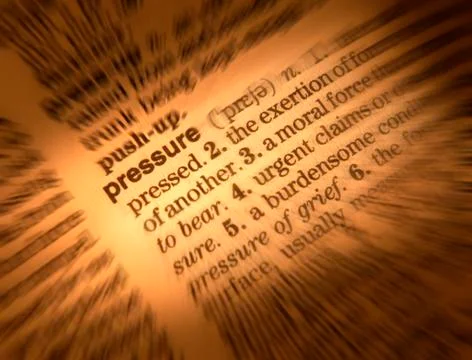 CLOSE UP OF DICTIONARY PAGE SHOWING DEFINITION OF THE WORD PRESSURE Foto stock