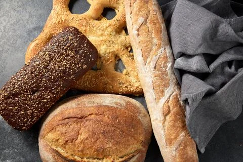 Close up of different bread on kitchen towel Foto stock