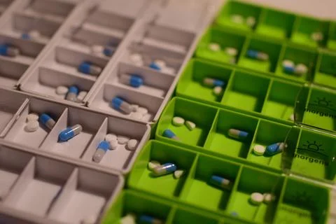 Close up of different pills prepared in tablets boxes Foto stock