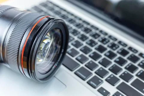 Close up Digital camera len on laptop. Photographic concept Stock-Fotos