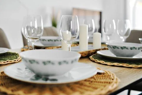 Close up dinnerware served on dining table Empty wine glasses and dinnerwa... Foto stock
