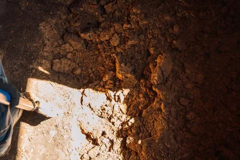 Close-up of dirt and soil inside garage inspection pit during repair work Foto stock