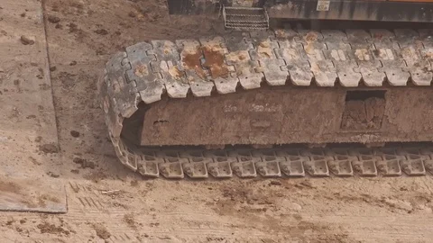 Close-up of dirty continuous or caterpillar track, heavy construction equipment Видео 93505446